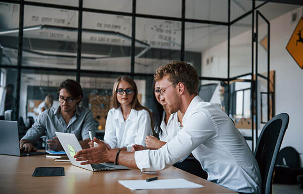 web-people-in-office